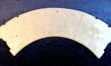 E011 戰國雙龍首乳丁紋白玉璜