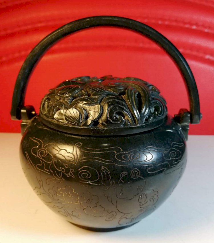 L001. A Pair of Royal Use Black Jade Pot with Beam