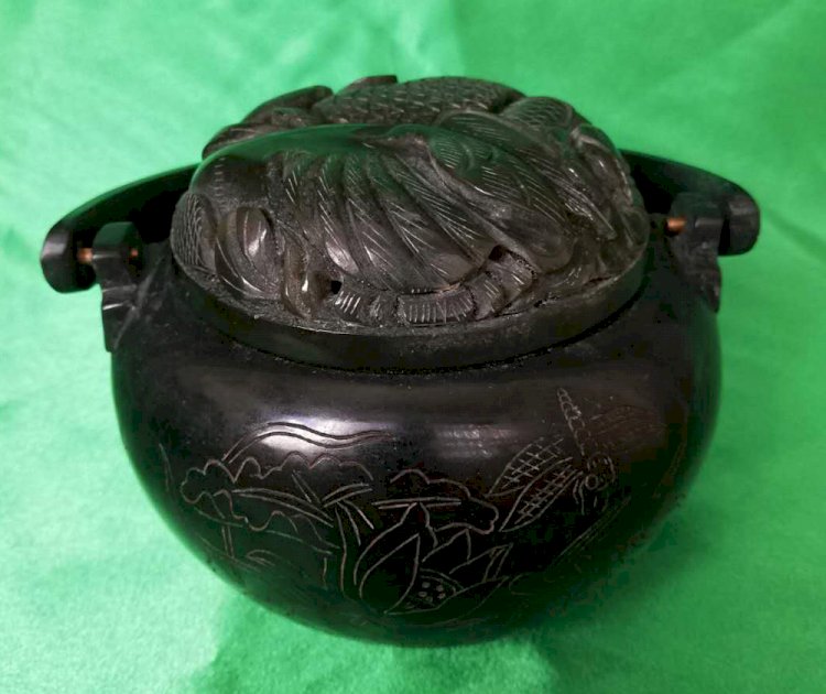 L001. A Pair of Royal Use Black Jade Pot with Beam