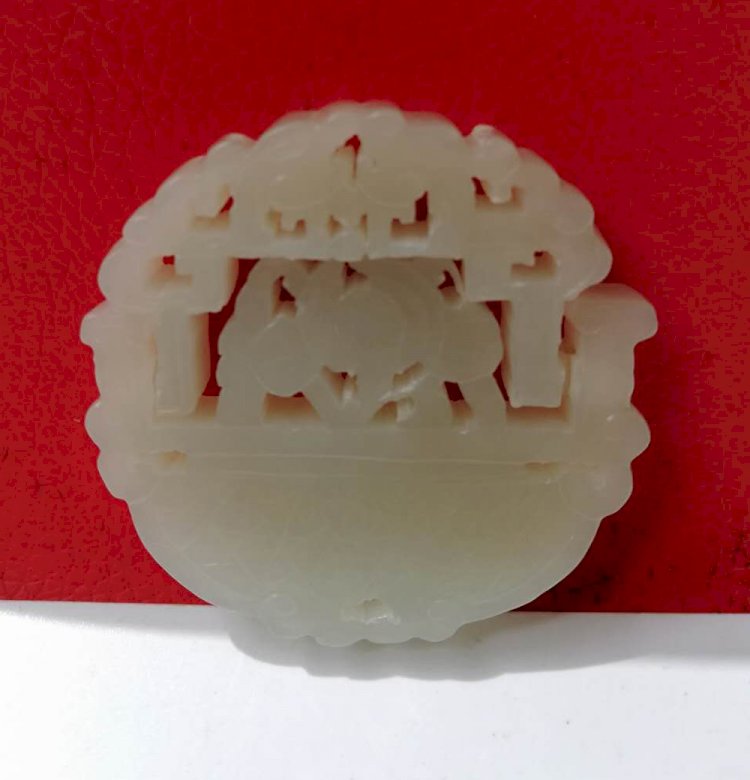 Q005. A Movable Carved Jade Flower Basket