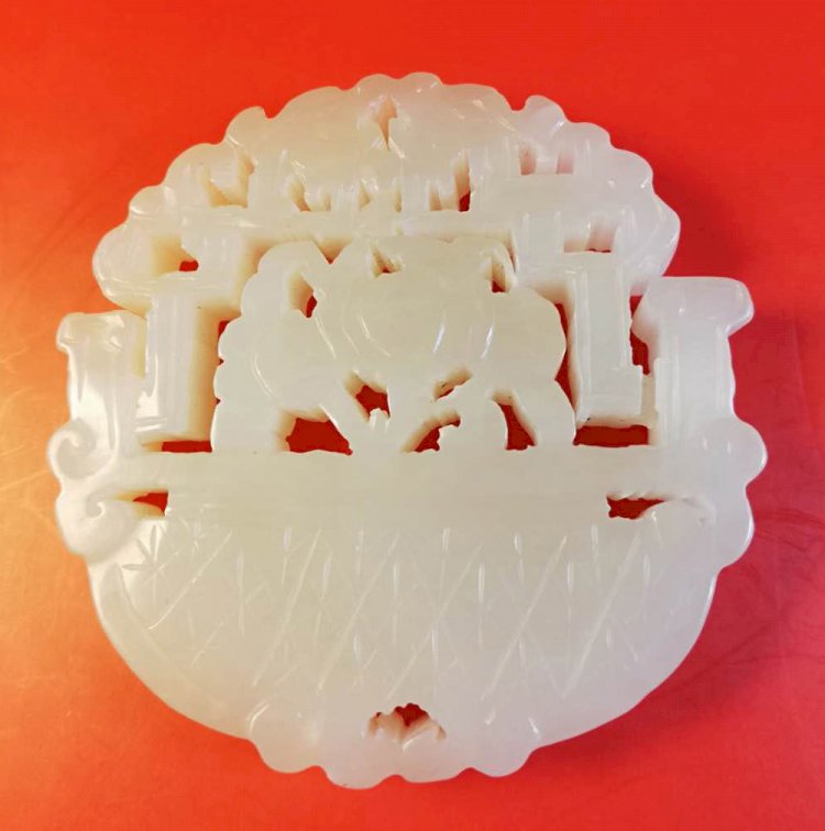 Q005. A Movable Carved Jade Flower Basket