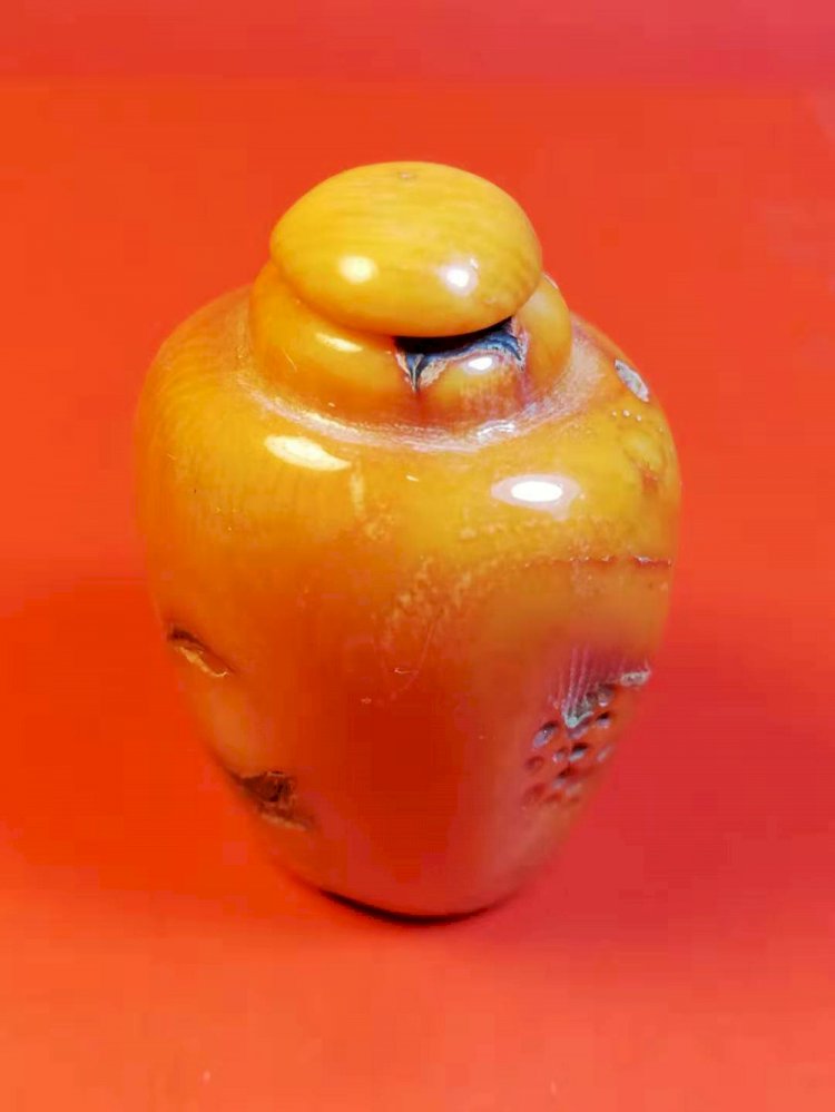 Q012 Delicate Yellow Coral Snuff Bottle