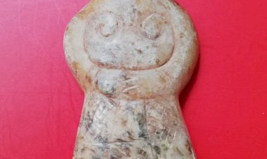 E004 戰國 斜格紋裙玉人珮