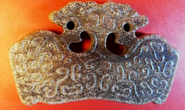 E25.  戰國 雙虎頭山形玉飾