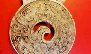 E61 戰國 出廓龍紋雕雲紋玉璧