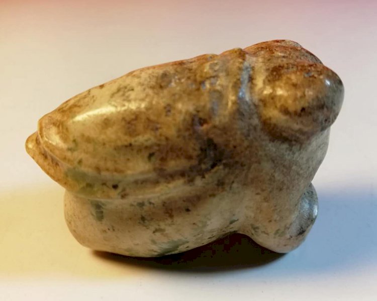 A022  Jade Alien Cicada Pendant