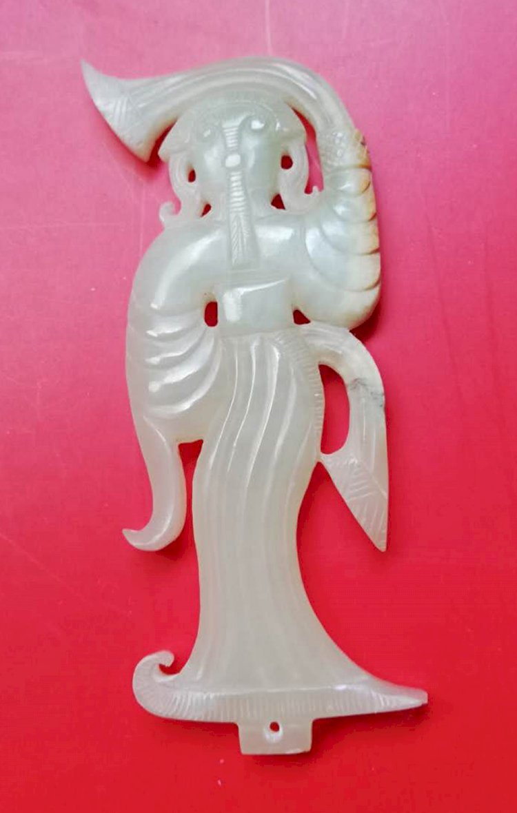 E008 A White Jade Carving of A Dancing Lady