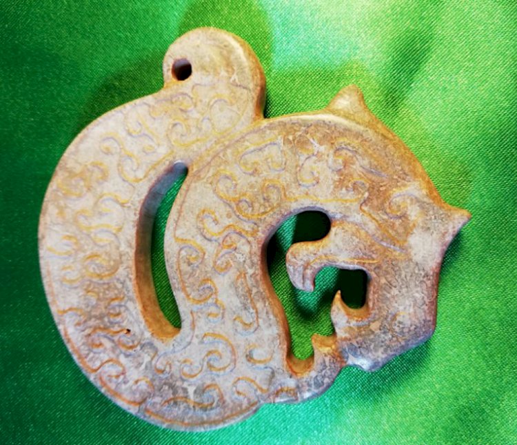 E33. Jade Dragon Pendant