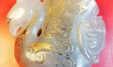 G042 西漢 神鳥背天瓶玉飾