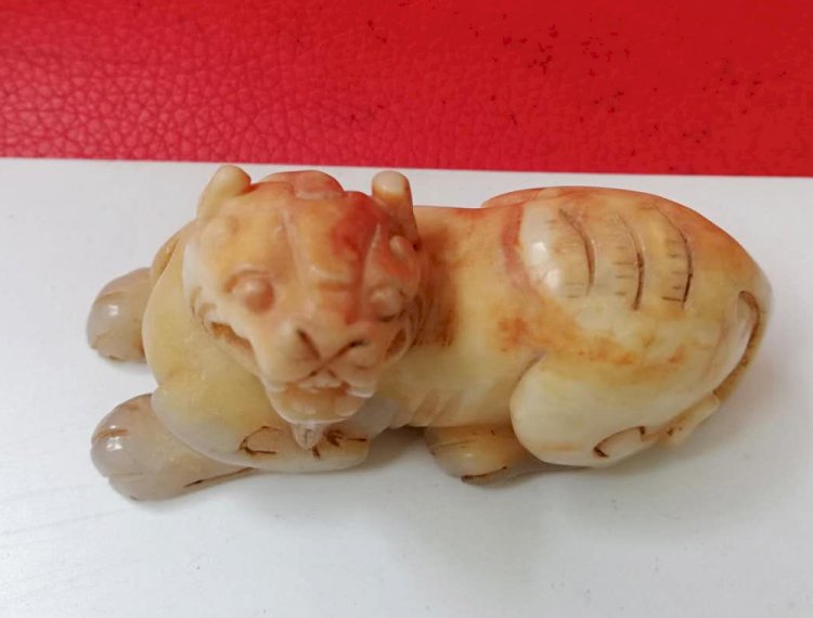 H002. A Yellow Jade Animal Desplay for Avoiding Evil